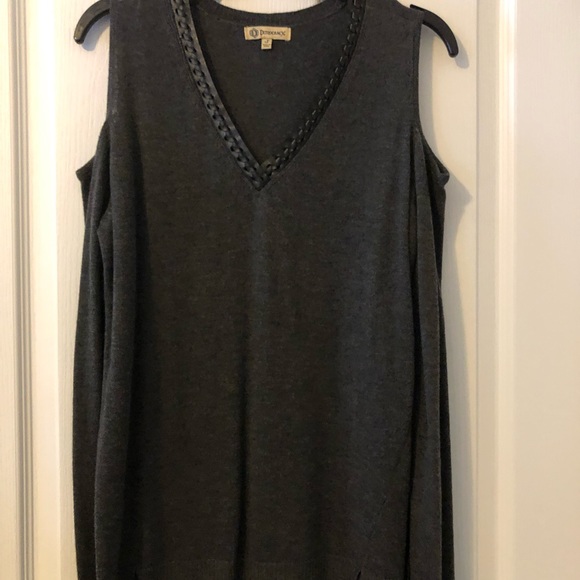 Democracy Dark Heather Gray cold Shoulder V-Neck Sweater Size Small NWT - Picture 2 of 9